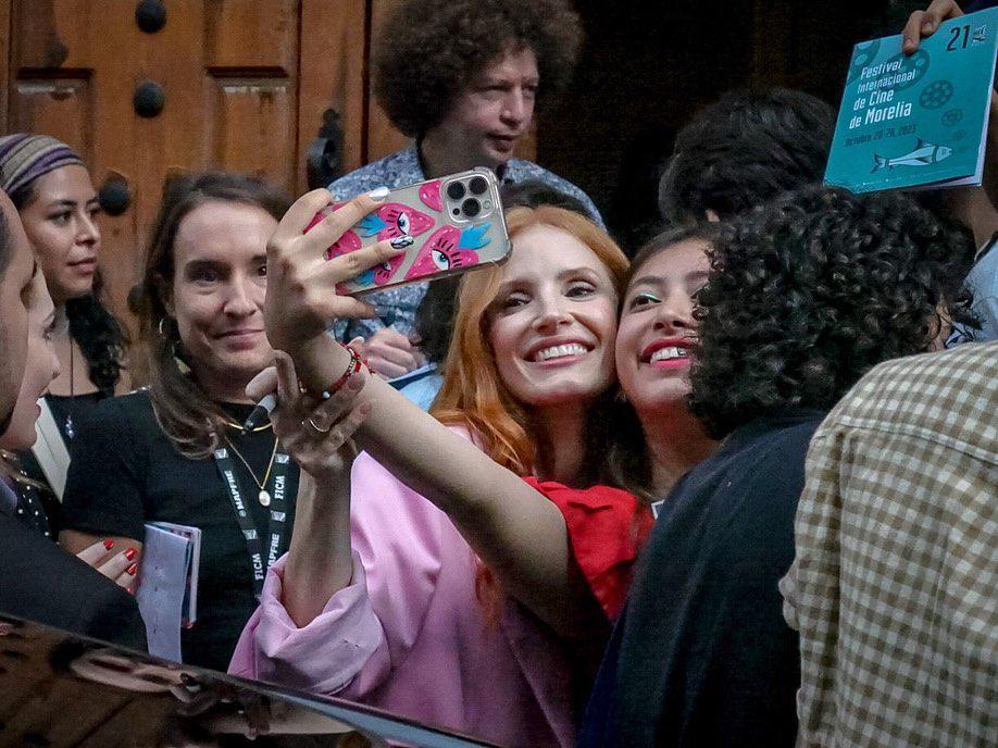 $!La actriz Jessica Chastain se tomó unos minutos para fotografiarse con fans durante el Festival Internacional de Cine de Morelia.