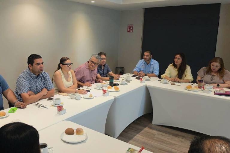 El delegado de Semarnat en Sinaloa, Renato Ocampo Alcántar, se reúne con la Intercamaral de Mazatlán.