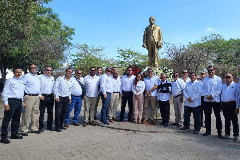 Realizan abogados guardia de honor a Genaro Estrada Félix