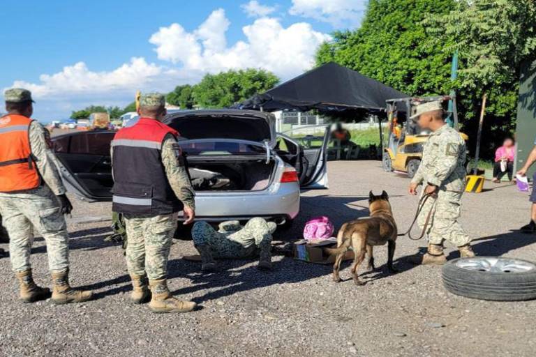 Ejército asegura droga y detiene a dos personas en puesto de seguridad en Ahome