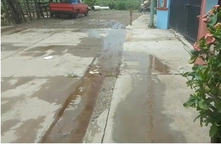 $!Denuncian vecinos desbordamiento de agua con presunta sangre en la zona del rastro municipal de Rosario