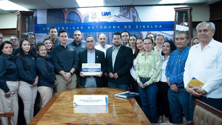 Entrega del emplazamiento a huelga 2025 de parte del Suntuas al Rector de la UAS Jesús Madueña Molina.