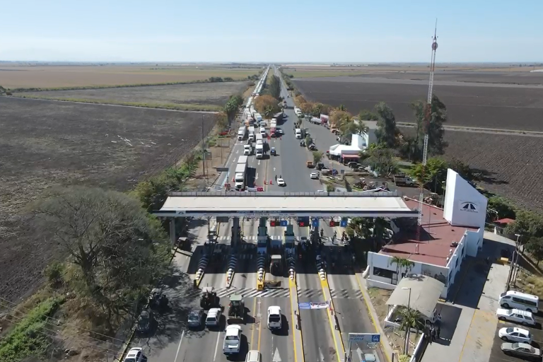 Productores y transportistas cierran de forma total la caseta de Costa Rica, en la autopista Culiacán-Mazatlán