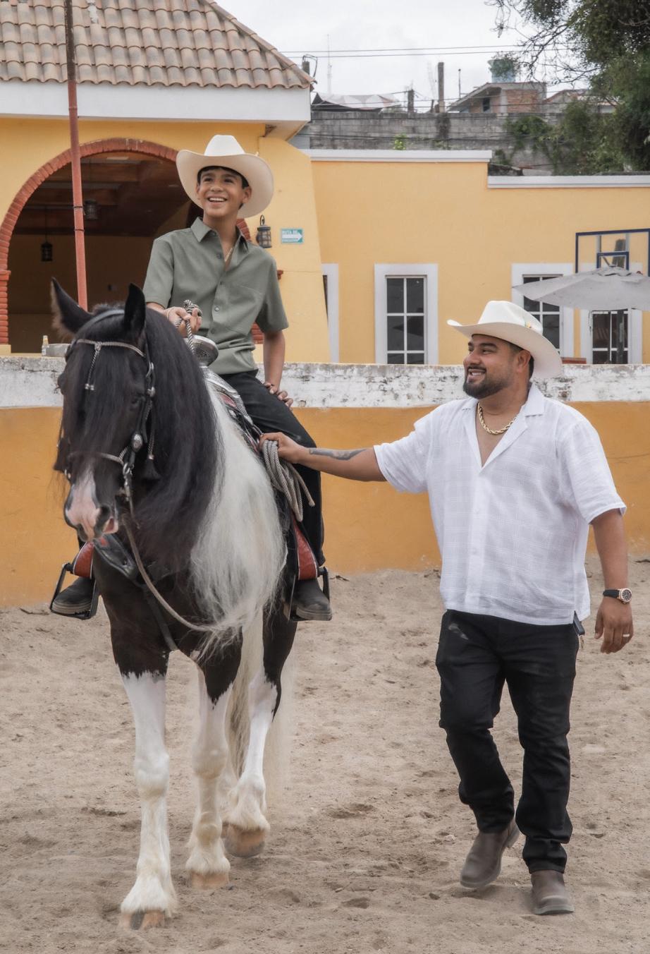 $!Los integrantes de Banda MS compartieron pantalla con sus padres e hijos en el video oficial de su nuevo sencillo.