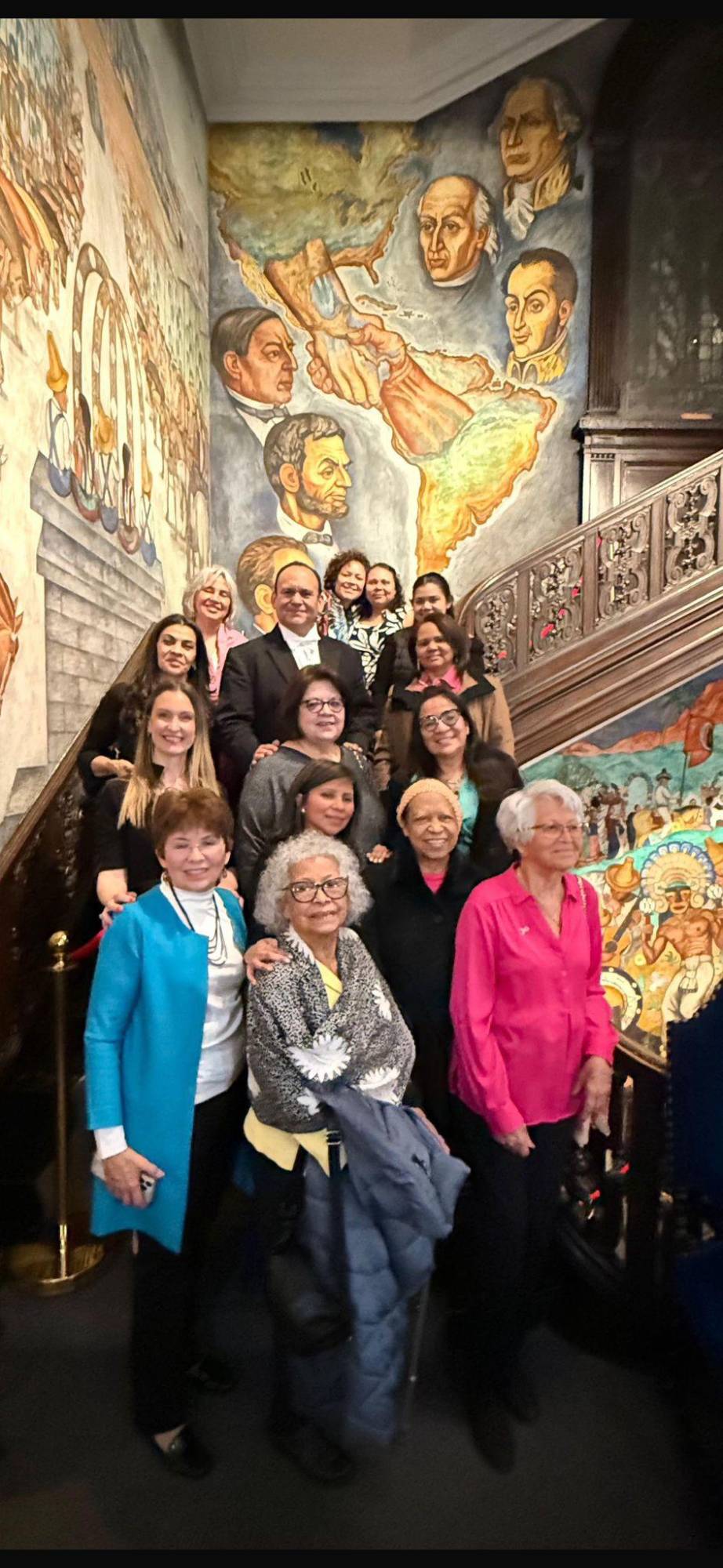 $!José Manuel con Astrid Jiménez, directora ejecutiva de Nueva Vida y algunas de las sobrevivientes, junto a los murales de Rodolfo Cueva del Río, discípulo de Diego Rivera que pintó en la mansión que hoy alberga el Instituto Cultural Mexicano, misma que antes fue la residencia del embajador y la embajada de México hasta 1989.