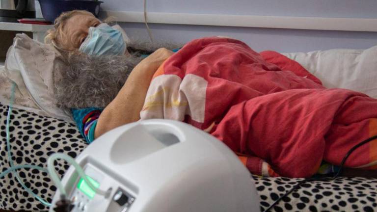 Antonina ,de 58 años, necesita oxigeno tras haber contraído el Covid-19 en Ucrania.