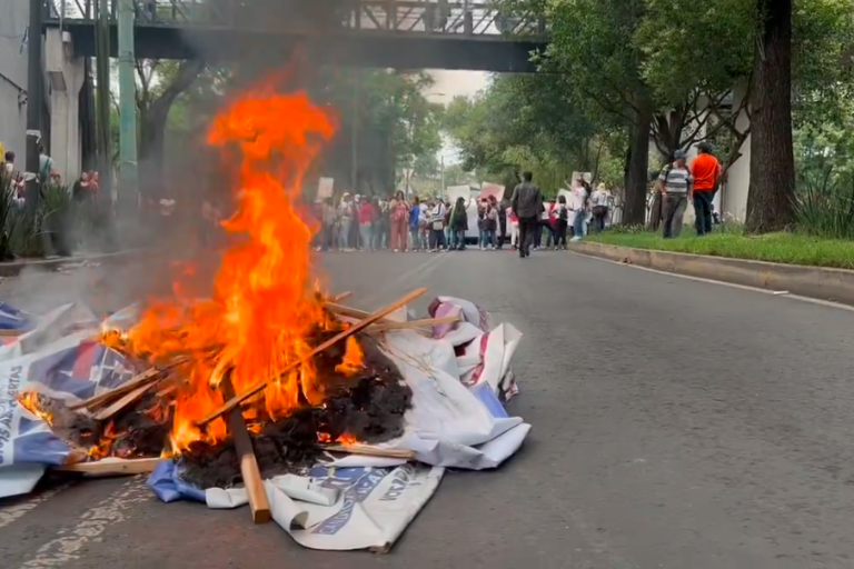 CNTE quema propaganda en sedes de partidos políticos en CdMx