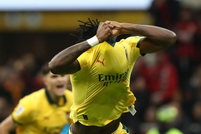 El Milán de Santi Giménez remonta ante Fiorentina para tomar el liderato de la Serie A