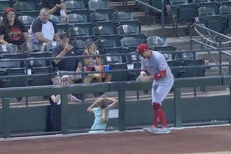 Joey Votto graba baile de TikTok con una joven fan