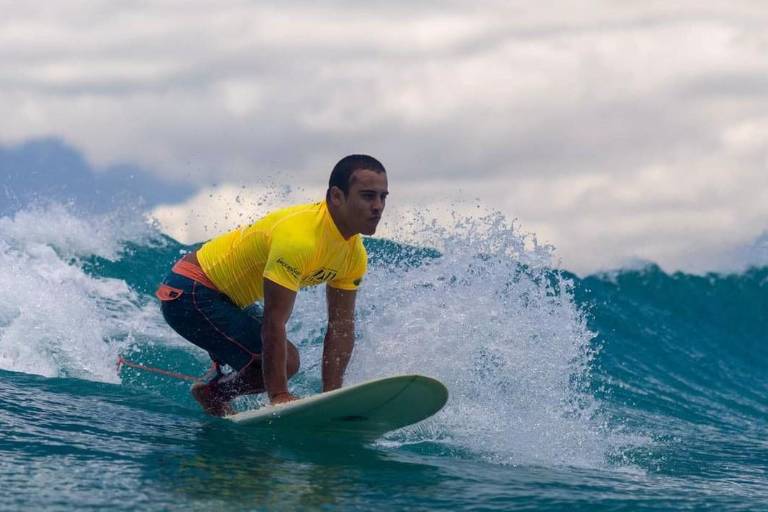 Sinaloense Martín Díaz compite en campeonato de parasurfing, en California