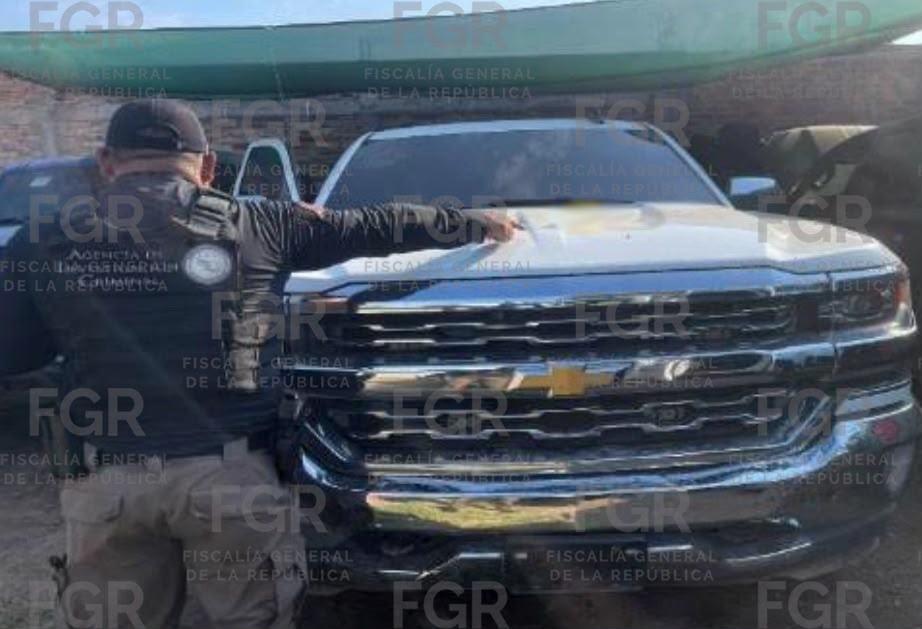 $!Catean bodega en Las Golondrinas, Guasave; asegura FGR vehículos blindados