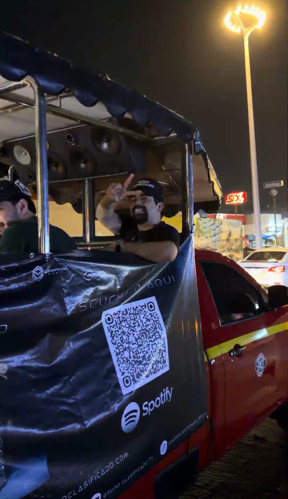 $!Durante su recorrido por el malecón, los integrantes de Grupo Clasificado saludaron a las personas que se encontraban en la zona, agradeciendo el apoyo recibido a lo largo de su trayectoria.