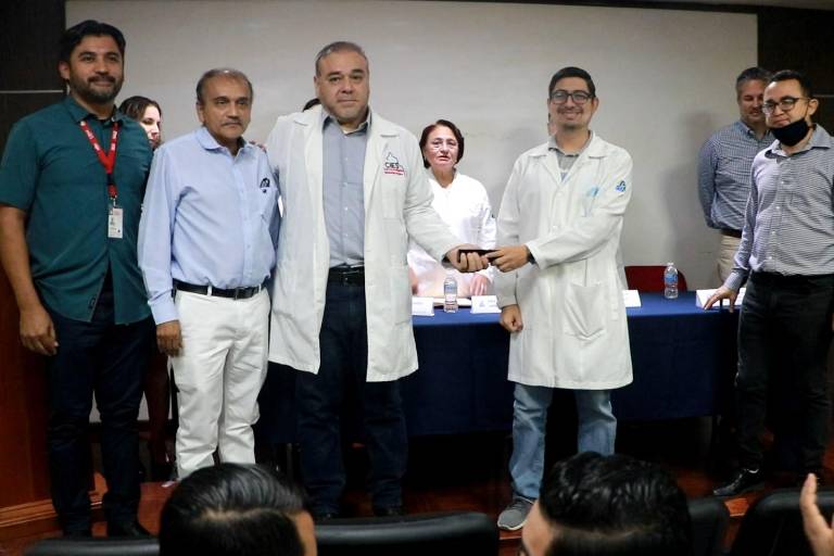 Reconocen la investigación científica de dos profesionales del Hospital General de Culiacán
