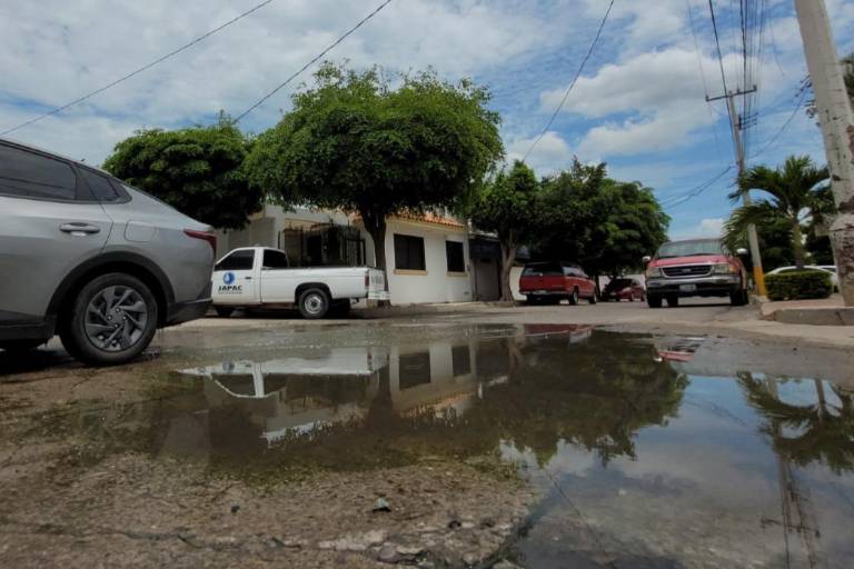 Denuncian vecinos que Japac ignora brote de aguas negras de la Chapultepec, en Culiacán