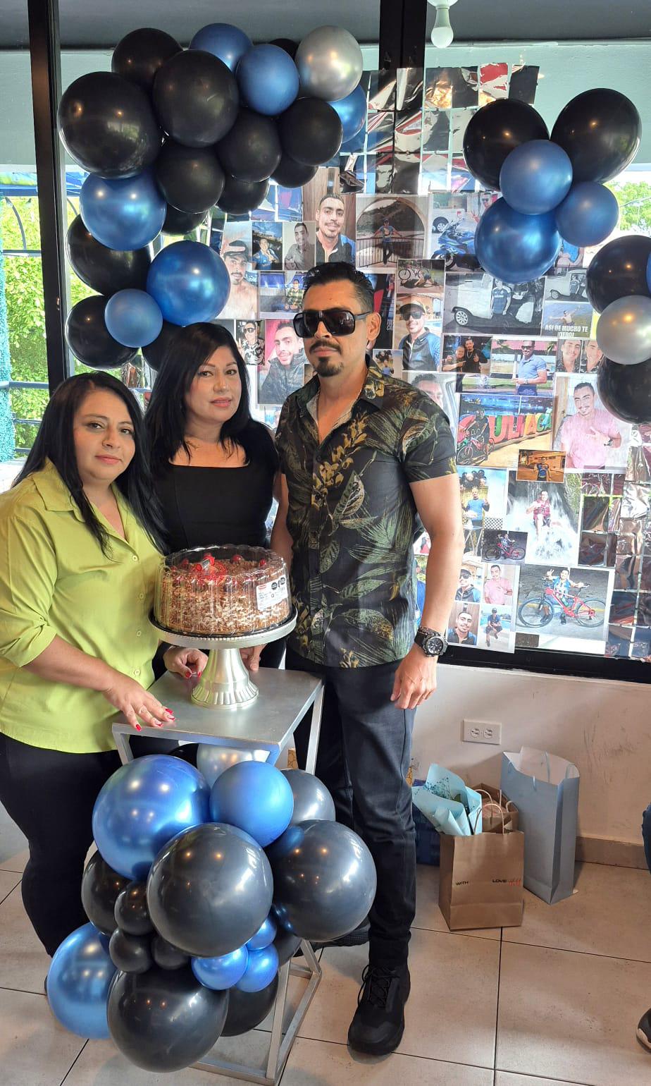 $!Karina Reyes y Carmen Félix, amiga y sobrina, le manifiestan su cariño.