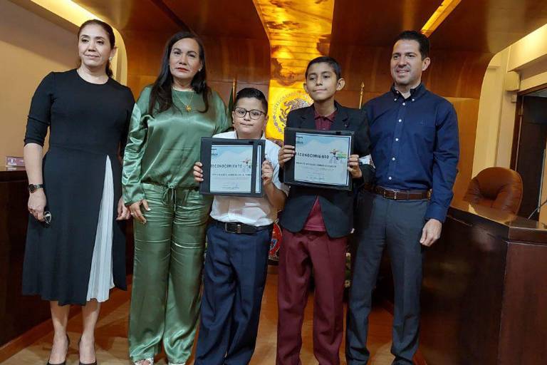 Reconocen a los niños Marcos y Gilberto por Tribunal Infantil