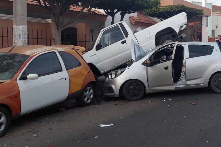 En Culiacán, chofer de Uber choca contra autos estacionados en la Colonia El Vallado