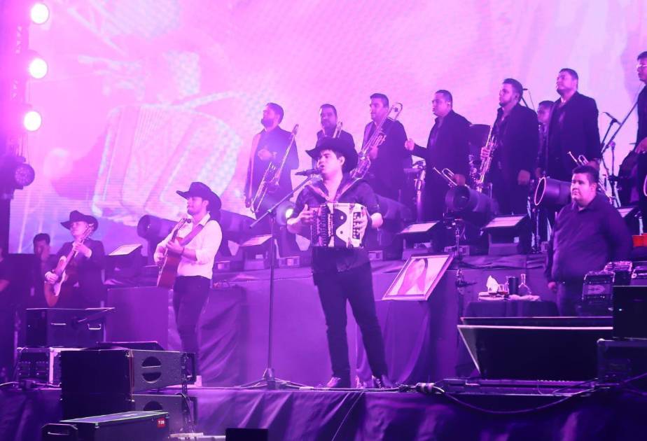 Dedica Alfredo Olivas concierto en Mazatlán a un fan que falleció