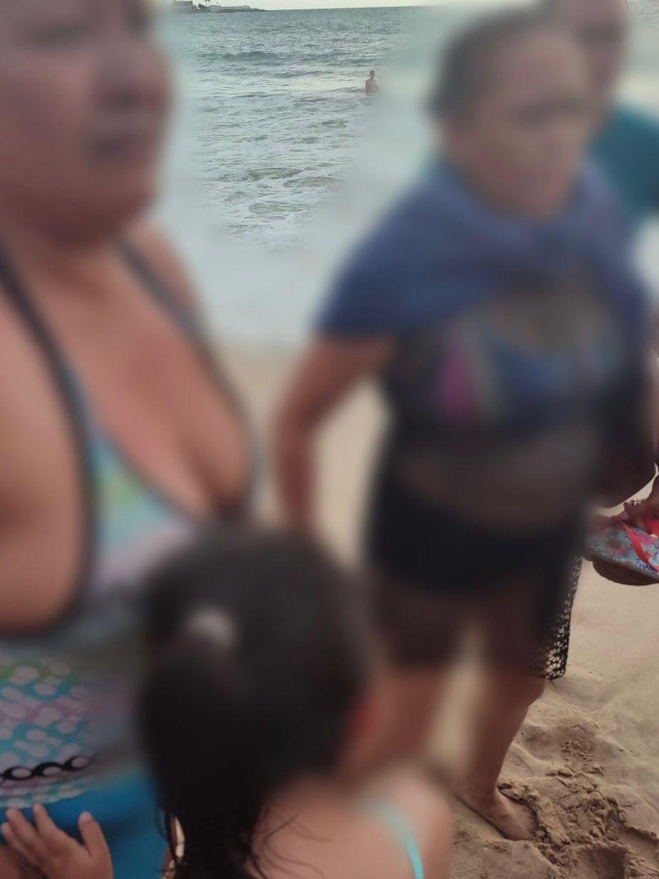 $!En Mazatlán salvavidas rescatan a turista y localizan a menor extraviada