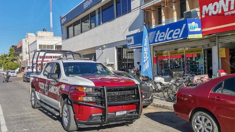 Elementos de seguridad detuvieron a una mujer quien presuntamente se dedicaba al robo y desplazamiento de tarjetas bancarias.