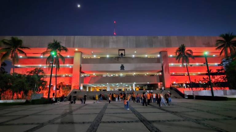El encendido simbólico de naranja del Palacio de Gobierno.