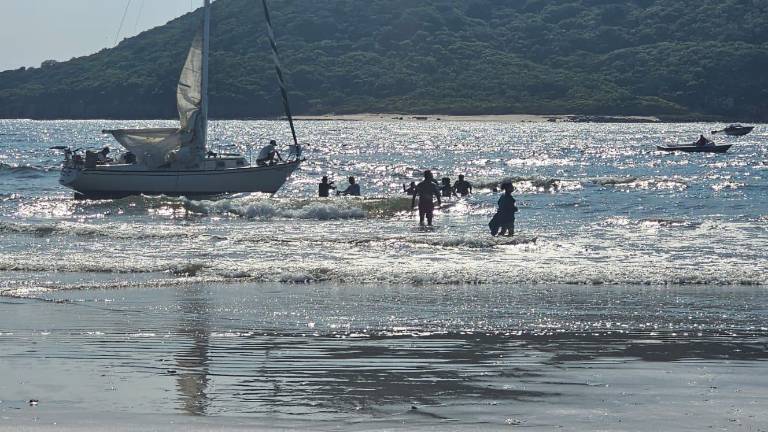 Tres personas fueron llevadas a tierra firme por elementos del Escuadrón de Salvamento Acuático.