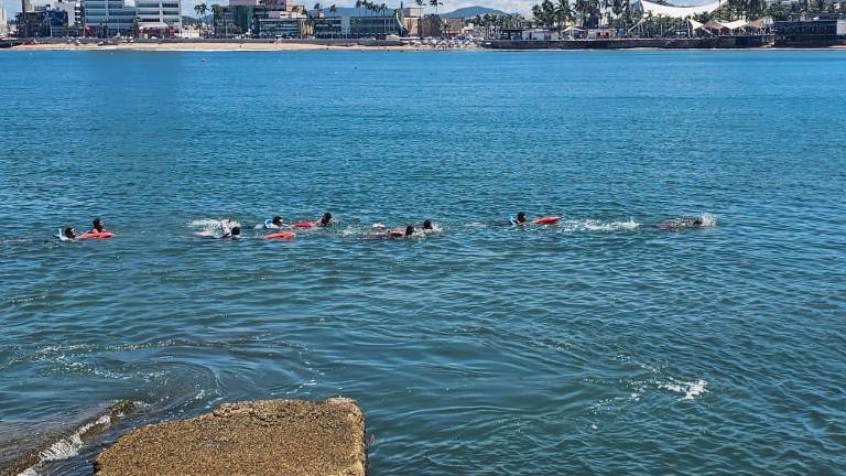 Las personas estaban en una clase de natación cuando ocurrió el percance.