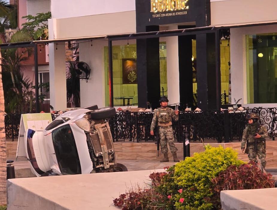 $!Volcadura en avenida Del Mar deja dos lesionados en Mazatlán