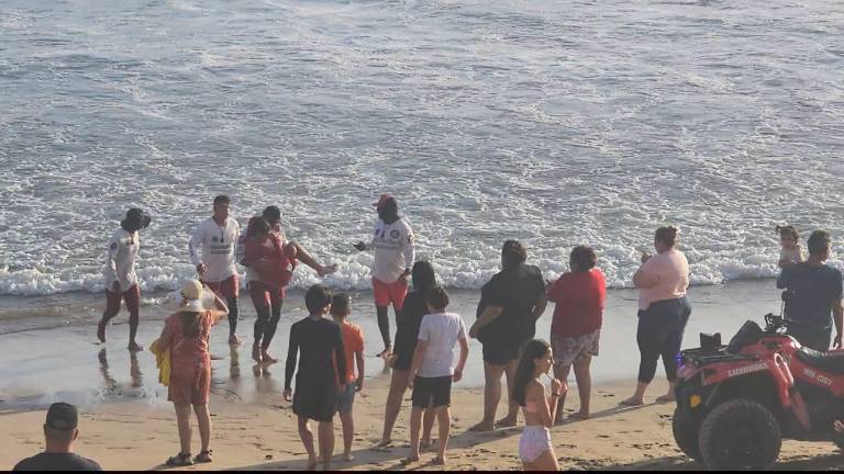 Salvavidas realizaron el sábado múltiples rescates en playas de Mazatlán ante el fuerte oleaje, entre ellos de 11 menores de edad.