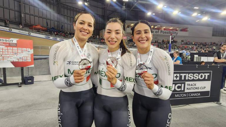 Yuli Verdugo, Luz Daniela Gaxiola y Jessica Salazar, plata en equipo de velocidad femenil de la Copa de Naciones de ciclismo de pista en Canadá.