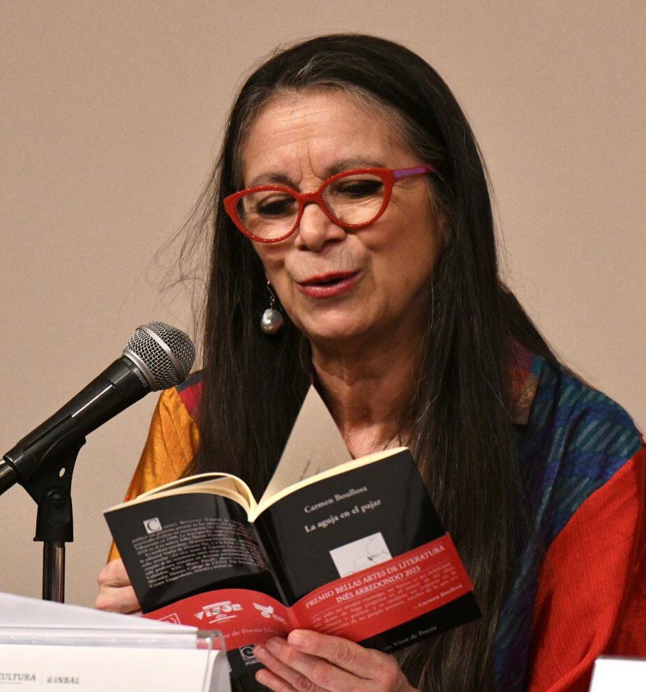 $!La autora leyó el poema ‘Aguja en el pajar’.