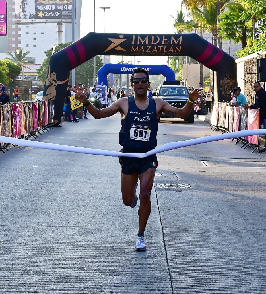 $!Olímpico Juan Luis Barrios conquista el Medio Maratón Mazatlán