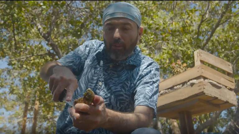 Miguel Taniyama, en los mangles del campo pesquero El Tetuán.