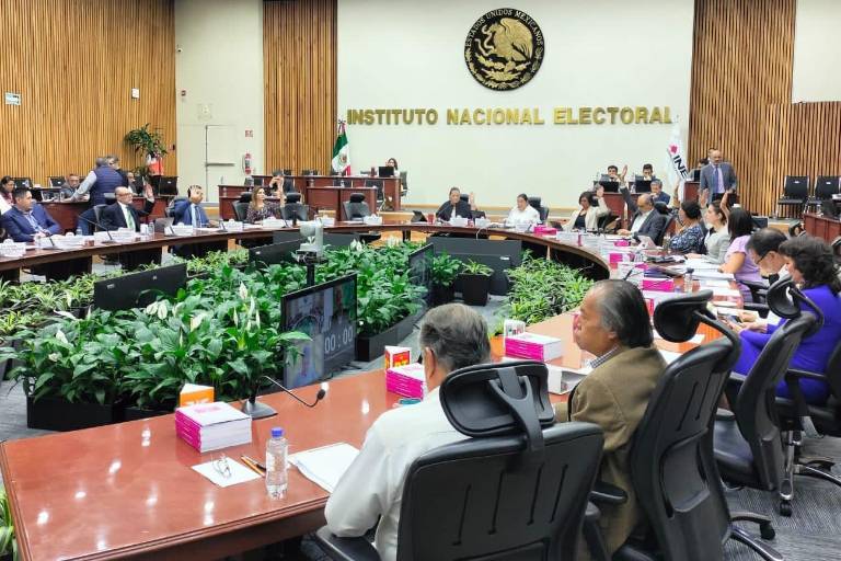 INE elimina de la lista nominal a mexicanos en el extranjero, afectados denuncian que fue cancelado su derecho al voto