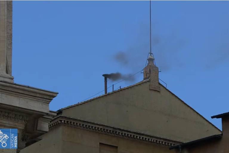 Humo negro en la segunda votación para elegir al nuevo Papa