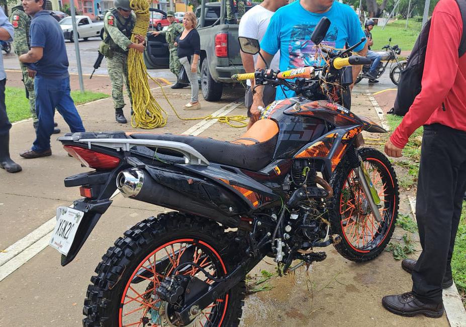 $!Reportan a motociclista desaparecido tras caer a canal pluvial en Mazatlán