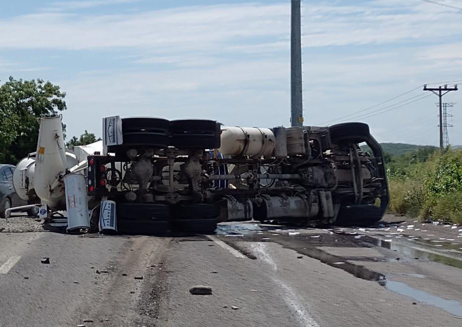 $!Camión cargado de concreto vuelca al sur de Mazatlán