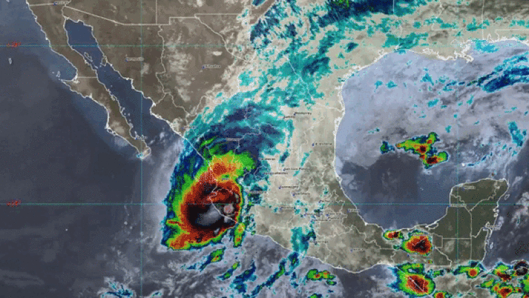 El ojo del huracán Lidia se localiza a 50 km al este de Puerto Vallarta, Jalisco.