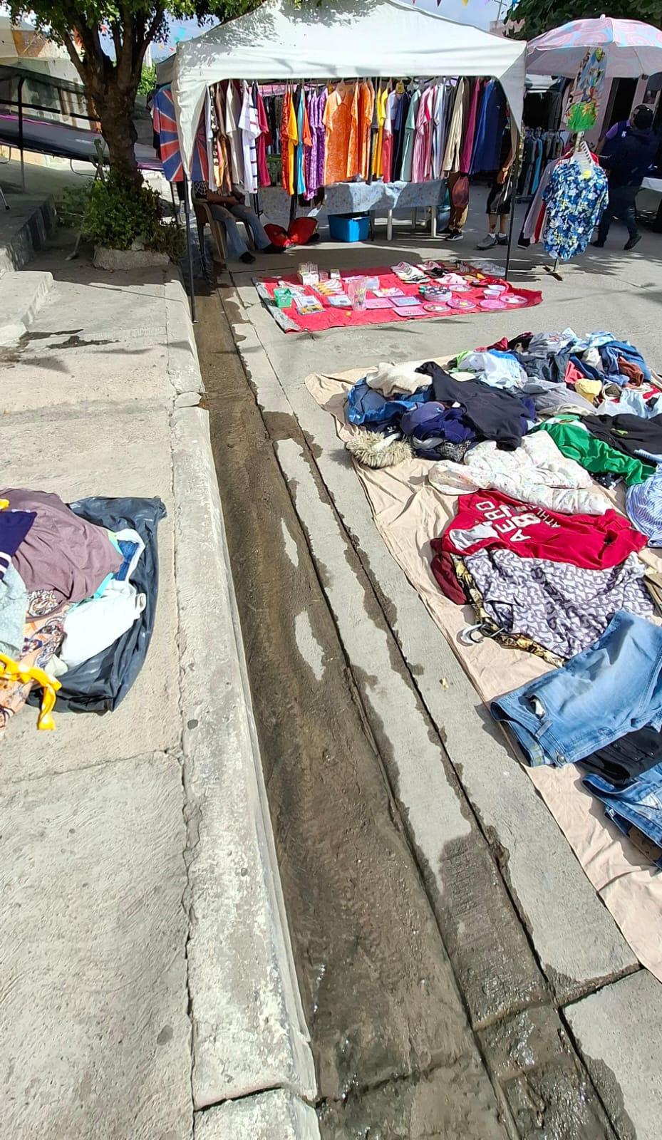 $!Exigen comerciantes que reparen tres fugas de agua potable que atraviesa el Tianguis de la Juárez, en Mazatlán