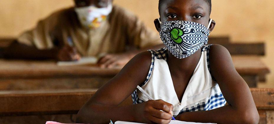$!Niños en Côte d’Ivoire utilizan mascarillas en la escuela.