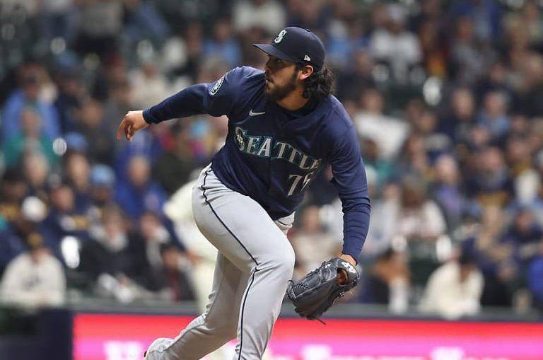 Sinaloense Andrés Muñoz gana en triunfo de los Marineros