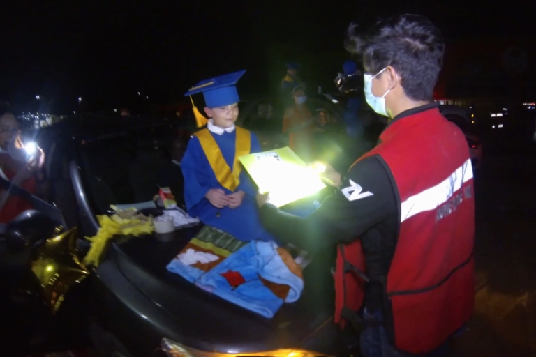 Culminan etapa estudiantil en formato autocinema