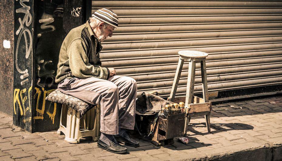 $!Un hombre de edad limpia zapatos en Turquía para mantenerse.