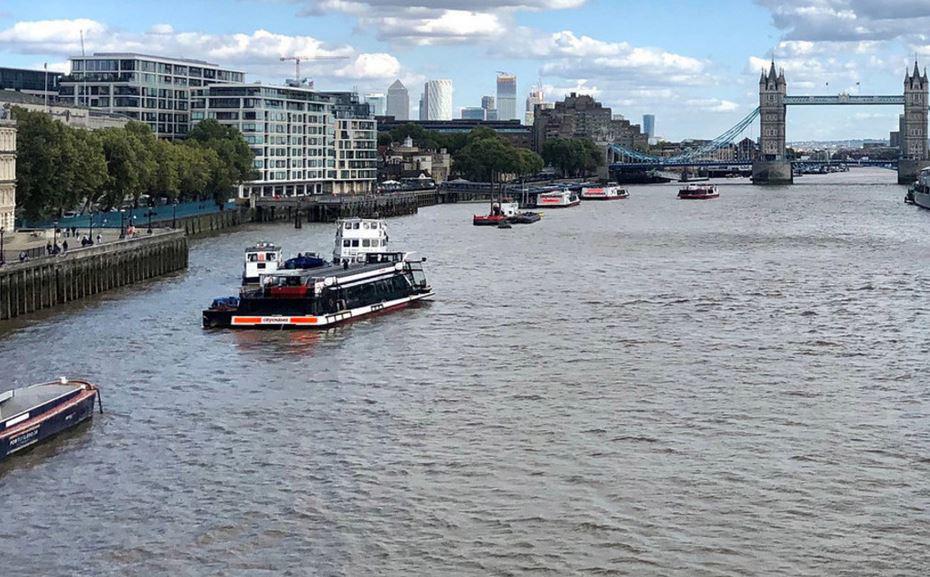 $!Una de las preocupaciones del Fondo Monetario Internacional es una recuperación a distintas velocidades. En la imagen, el barcazas recorre el río Támesis en Londres.