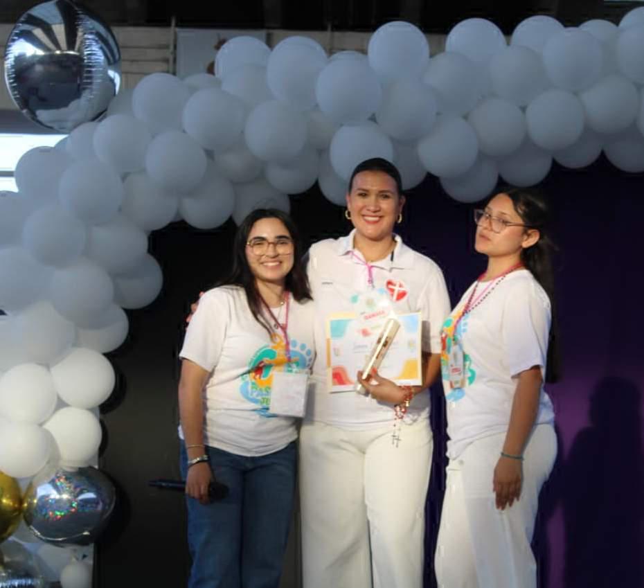 $!Isamara Beltrán con su reconocimiento, el cual recibió de manos de Perla Rodríguez y Estrella Anthonella Fonseca.