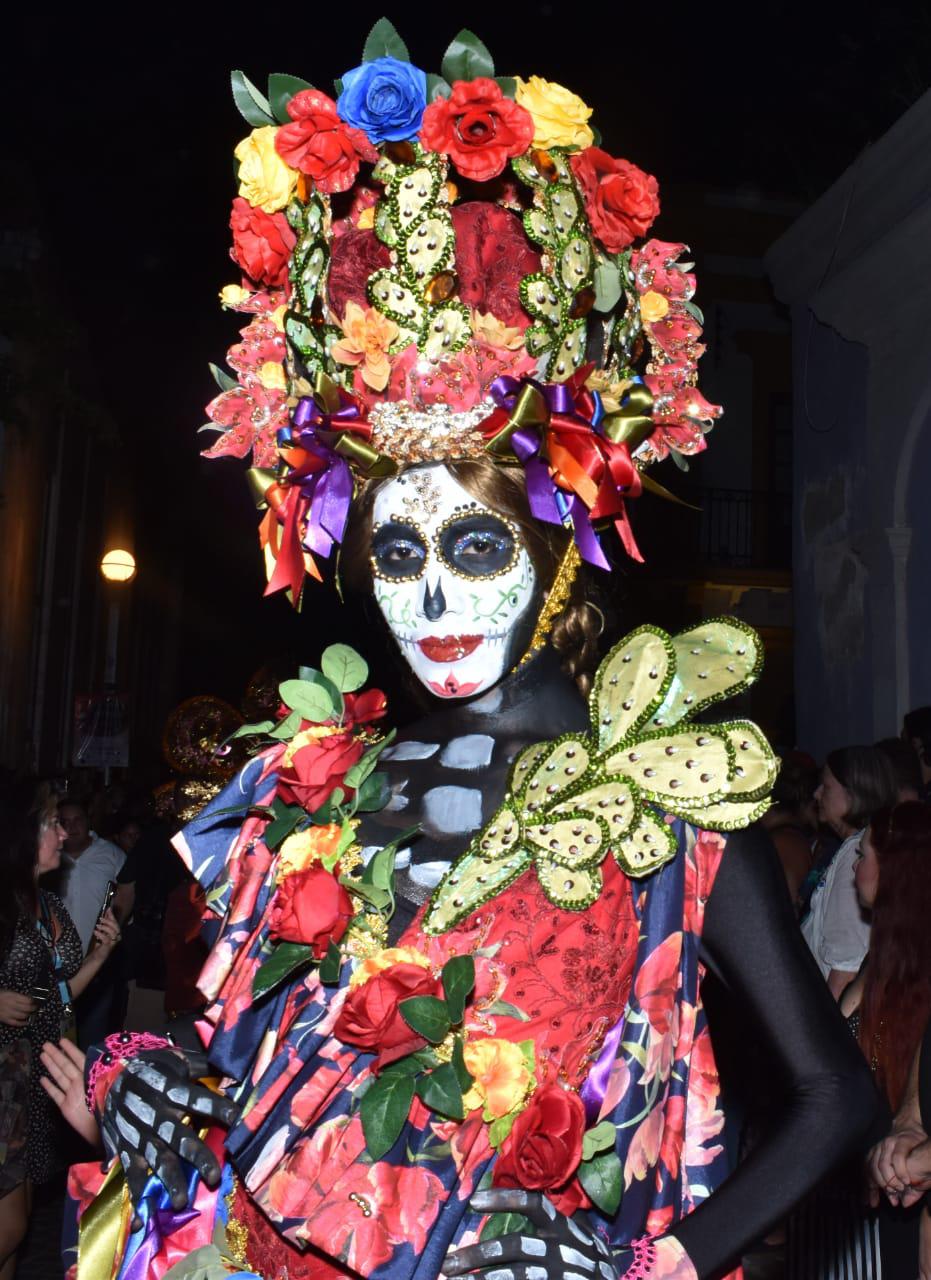 $!Miles de personas disfrutan de la tradicional callejoneada en el Centro Histórico de Mazatlán