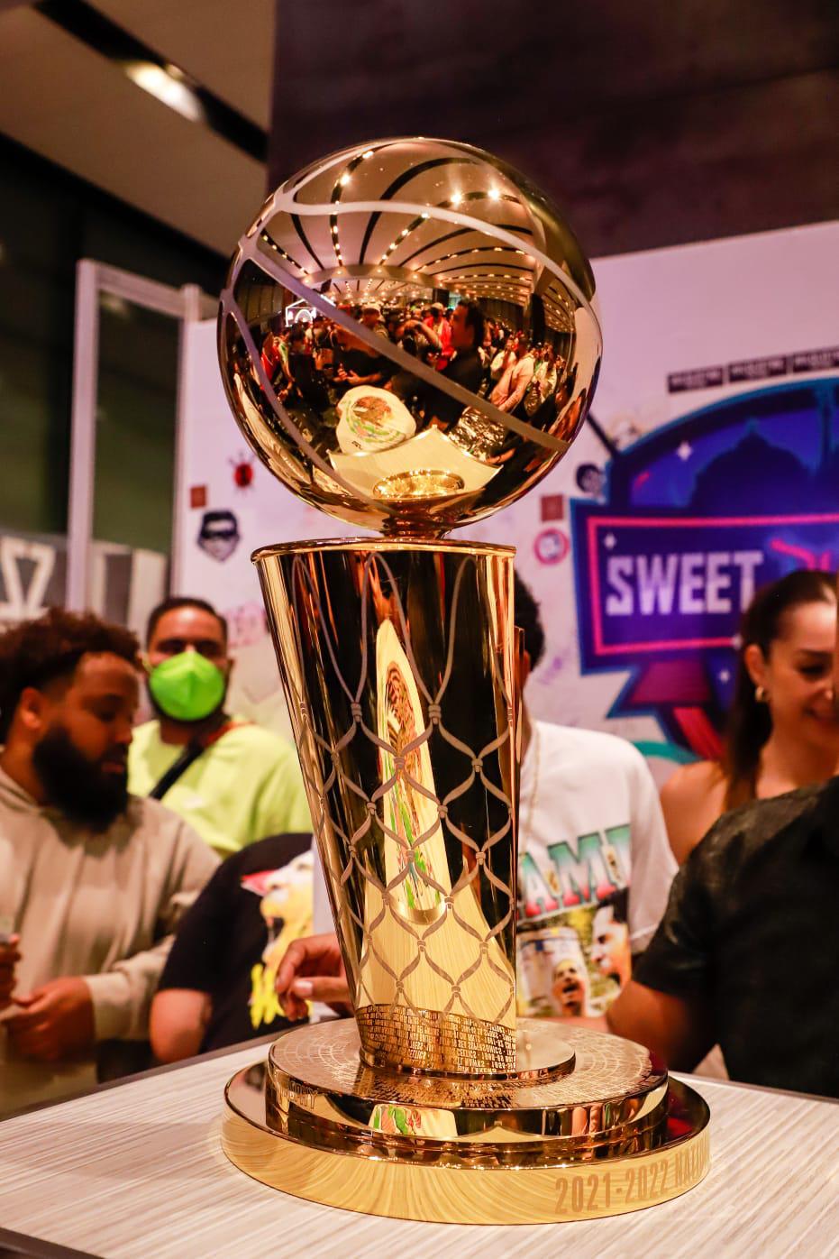 $!Juan Toscano-Anderson presentó el trofeo de la NBA en la Ciudad de México
