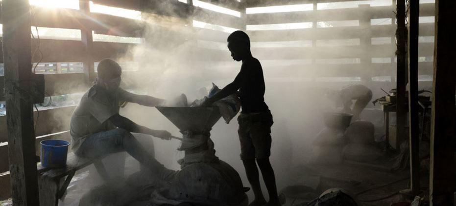 $!Niños trabajando en una instalación informal de procesamiento de oro en Ghana. El trabajo infantil es algo común, debido a la pobreza.