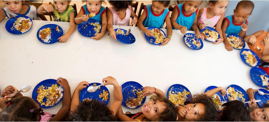 $!Los países de América Latina han implementado programas de almuerzos escolares para luchar contra el hambre. La pandemia de Covid-19 ha afectado enormemente a los beneficiarios de estos programas.