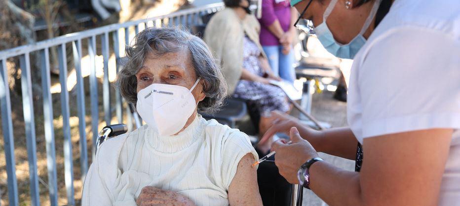$!Una mujer es vacunada contra el Covid-19 en Costa Rica.